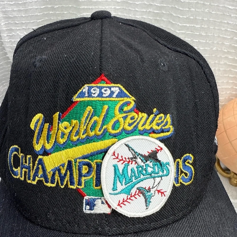 (W4) Champions Black Cap vintage 1997 World Series